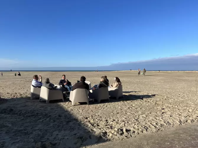 Hoogtij vergadering op het strand
